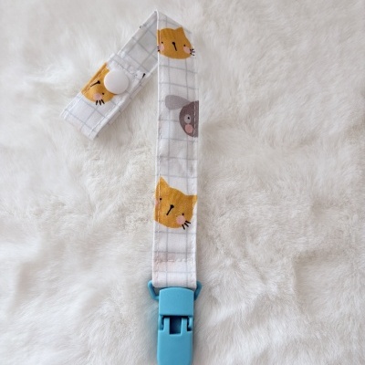 Prendedor de chupeta branco com gatinhos e clip azul