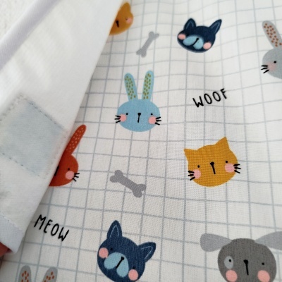 Tecido branco com padrão de grelha e desenhos de animais.