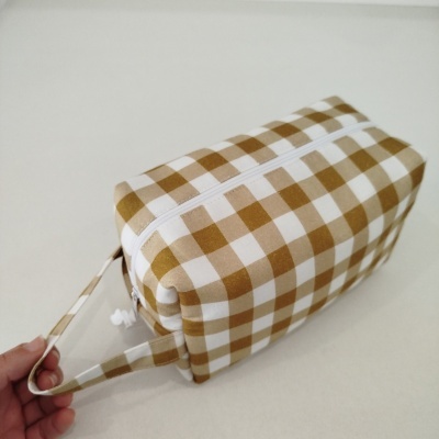 Bolsa xadrez bege e branco com fecho branco