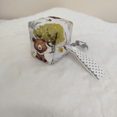 Cubo de tecido com padrão de urso e árvores com fecho de correr e fita branca com pontos pretos