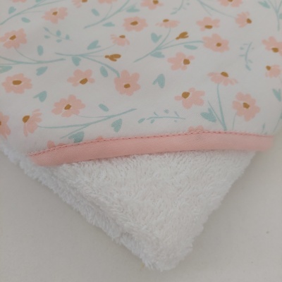 Pano branco felpudo com topo estampado de flores cor-de-rosa e folha verde e borda rosa