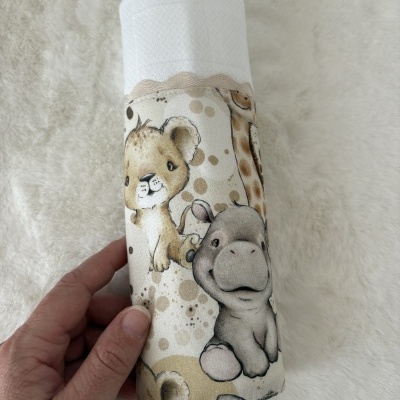Fralda de pano branca com capa estampada de animais em tons castanhos e bege