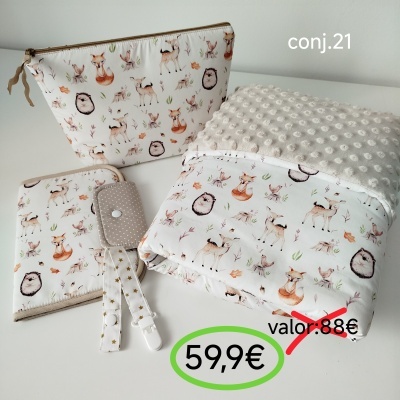 Conjunto de artigos para bebé com padrão de animais da floresta em tecido branco e bege.