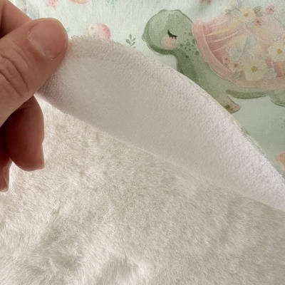 tecido infantil com padrão de tartaruga e textura felpuda