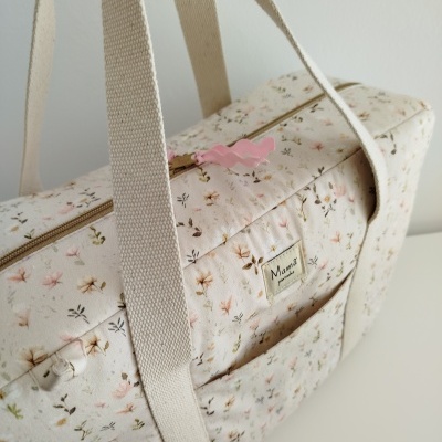 Mala floral com alças largas e etiqueta Mamã pintinha