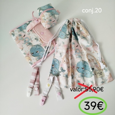 Conjunto de acessórios para bebé com padrão de baleias e girafas em tons pastéis.