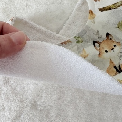 Toalha infantil branca com desenho de raposa e folhas, tecido felpudo.