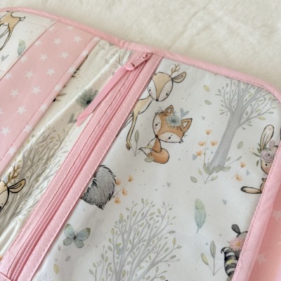 Capa em tecido com padrão de animais da floresta e fecho rosa