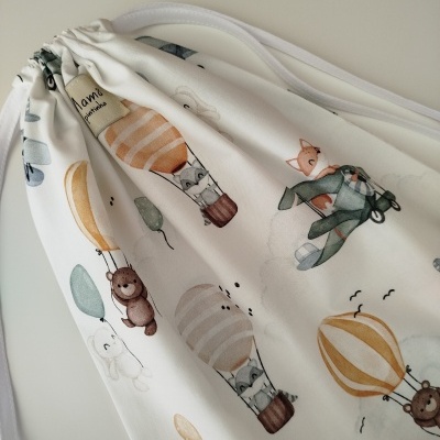 Saco de pano com estampado de balões de ar quente e animais
