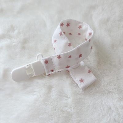 Prendedor de chupeta com tecido branco e estrelas cor-de-rosa e clip plástico branco