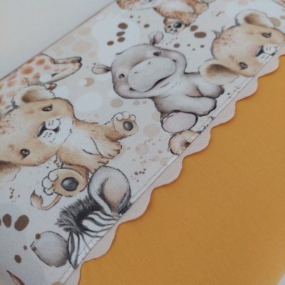 Tecido com padrão de animais fofos para bebé e borda ondulada