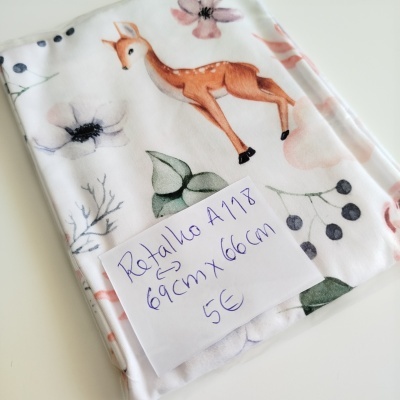 Tecido branco com padrão de veado e flores, com nota manuscrita indicando tamanho e preço