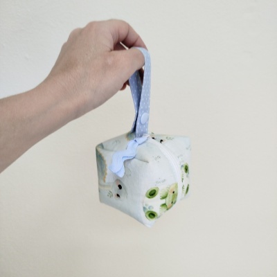 Mala pequena quadrada de tecido floral com alça azul e fecho de correr branco