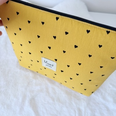 Estojo amarelo com corações pretos e fecho preto