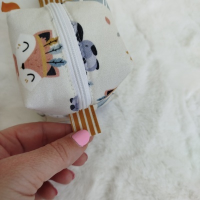 Bolsa pequena de tecido com padrão de pássaros coloridos e fecho branco