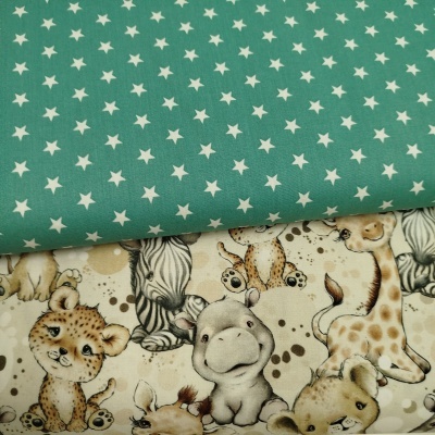 Dois tecidos com padrões diferentes; estrelas brancas em verde azul e desenhos de animais bebés em bege.