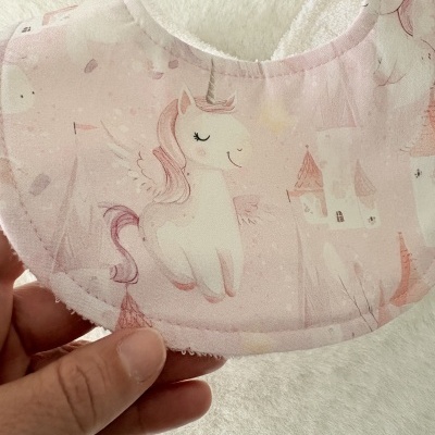 babete redonda para bebé com unicórnios rosa e creme