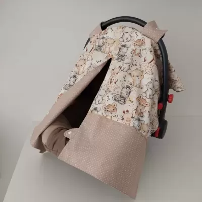 Capa para cadeira de bebé com padrão de animais selvagens em tons neutros