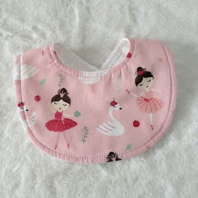 Babete de bebé cor-de-rosa com padrão de bailarinas e cisnes
