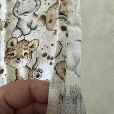 Tecido branco com padrão de animais infantis em tons castanho e bege
