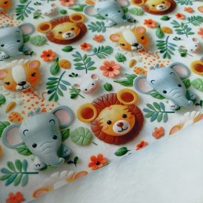 tecido branco com padrão de animais infantis coloridos e flores