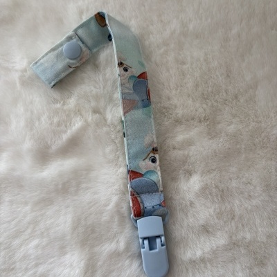 Porta-chupeta em tecido azul com desenhos e fecho de plástico azul