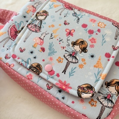 Bolsa de tecido com padrão infantil de fadas e flores em azul claro e rosa
