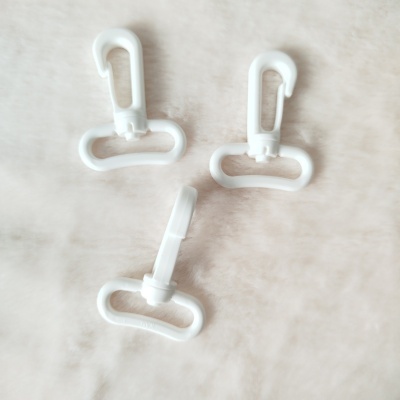 Três fechos giratórios de plástico branco em superfície felpuda clara