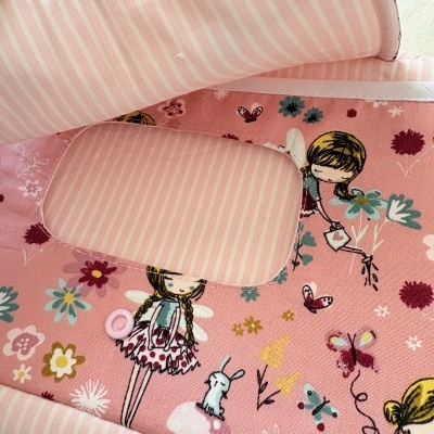 Tecido rosa com riscas brancas e estampa de fadas e flores