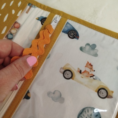 Capa protetora com padrão de raposa a conduzir um carro amarelo e fecho laranja