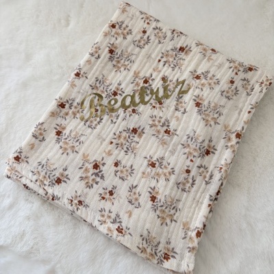 Lenço de tecido com padrão floral e nome Beatriz em dourado