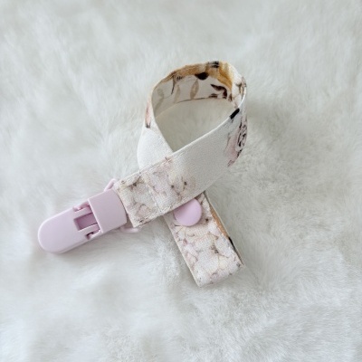 Pulseira com presilha rosa claro e cinta de tecido floral