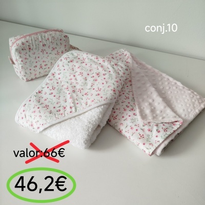 Conjunto toalha, manta e bolsa branco com padrão floral rosa e detalhes em rosa claro