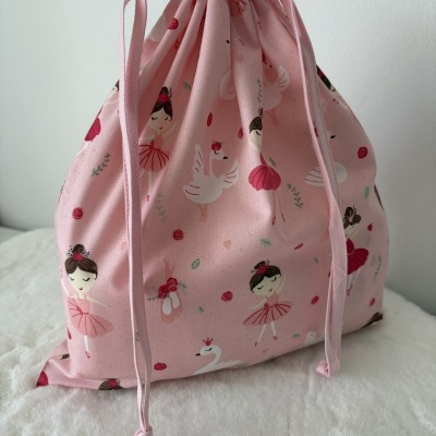mochila de tecido cor de rosa com padrão de bailarinas e cisnes