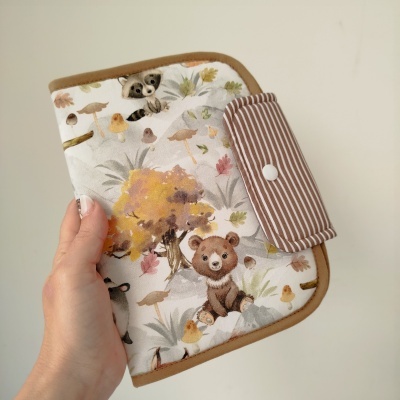 Carteira de tecido com padrão de animais da floresta e fecho riscado castanho e branco