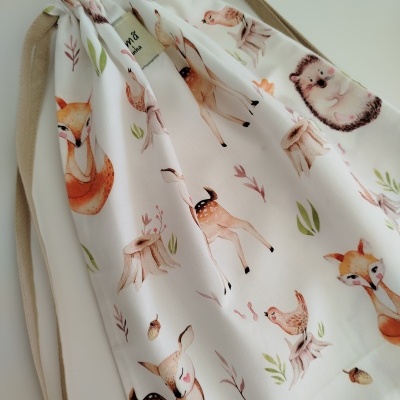 Saco de tecido branco com estampado de animais da floresta