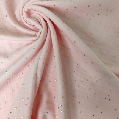 Tecido rosa claro com pontos metálicos dourados e pregas em espiral