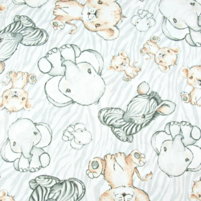 Tecido infantil com padrão de elefantes, leões e zebras em tons suaves sobre fundo branco com riscas cinza
