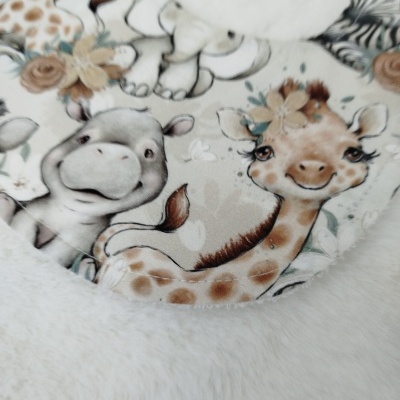Toalha com estampa de animais de desenho animado e borda felpuda branca