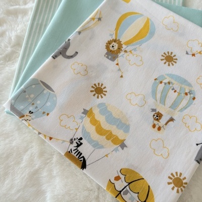 Conjunto de três tecidos em algodão com padrões variados sobre pano branco peludo