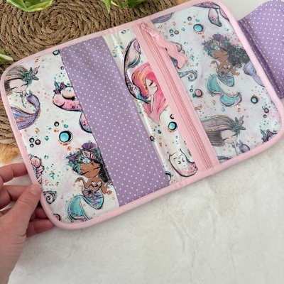 Porta-objetos tecido com padrão de sereias e divisórias lilás