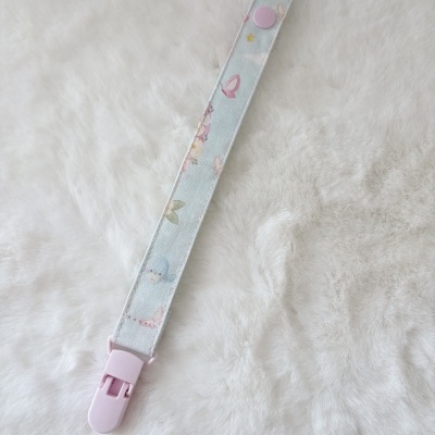 Prendedor para chupeta com tecido estampado pastel e clip rosa