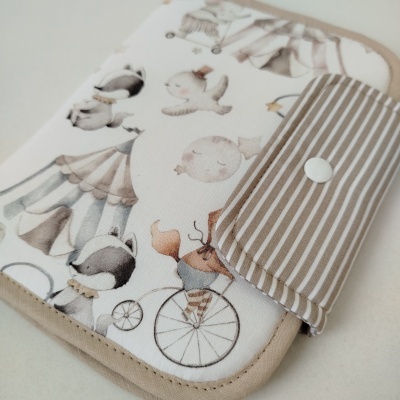 Carteira de tecido com padrão de riscas e desenhos de animais