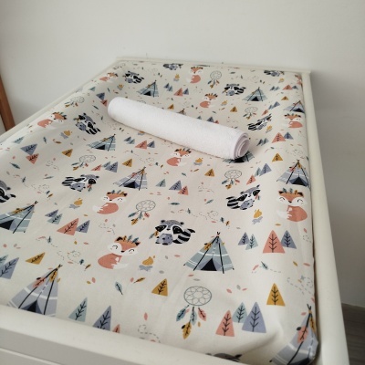 Trocador para bebé com colchão estampado e toalha branca