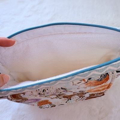 Necessaire ou bolsa tecido castanho e azul com interior branco aveludado e fecho azul