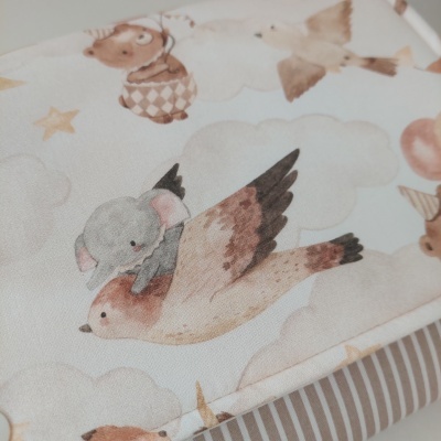 Tecido branco com estampado de animais e nuvens em tons castanhos e bege