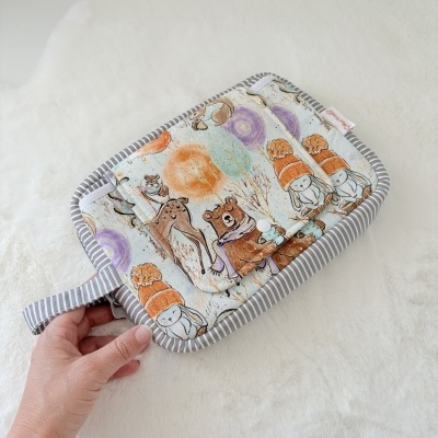 Bolsa organizadora com padrão de animais coloridos e bordas às riscas cinzentas