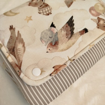 tecido infantil com padrão de pássaros e padrão listrado cinza e branco