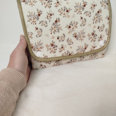 Carteira pequena branca com padrão floral castanho e botões brancos