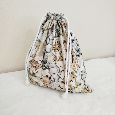 Saco de tecido com estampado de animais bebé e cordões brancos